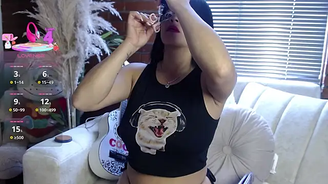 Snapshot of shara_rios chatting on May 25, 1:06 pm shara rios online show from May 25, 1:06 pm