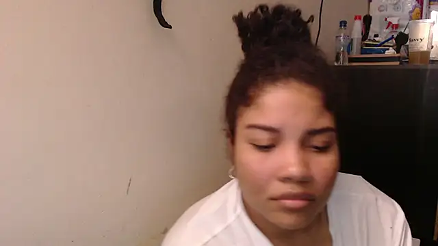 Snapshot of madelene chatting on May 2, 2:27 am madelene online show from May 2, 2:27 am