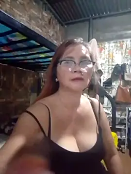 Snapshot of SexyHottMom chatting on April 18, 12:20 pm SexyHottMom online show from April 18, 12:20 pm