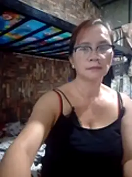 Snapshot of SexyHottMom chatting on April 22, 9:49 pm SexyHottMom online show from April 22, 9:49 pm