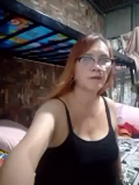 Snapshot of SexyHottMom chatting on April 23, 11:09 am SexyHottMom online show from April 23, 11:09 am