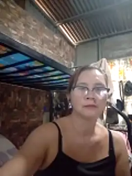 Snapshot of SexyHottMom chatting on April 24, 12:35 am SexyHottMom online show from April 24, 12:35 am