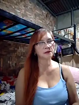 Snapshot of SexyHottMom chatting on April 25, 1:36 pm SexyHottMom online show from April 25, 1:36 pm