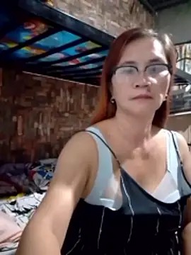 Snapshot of SexyHottMom chatting on April 26, 9:23 pm SexyHottMom online show from April 26, 9:23 pm