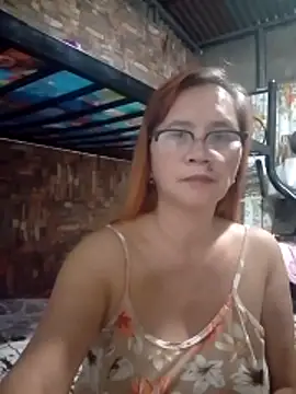 Snapshot of SexyHottMom chatting on April 28, 8:14 pm SexyHottMom online show from April 28, 8:14 pm