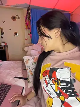 Snapshot of MiaRousexxx_ chatting on October 21, 12:33 am MiaRousexxx  online show from October 21, 12:33 am