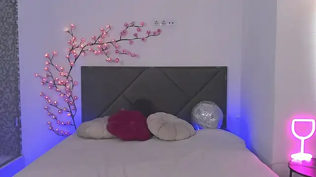 HollyTailors online show from April 14, 12:22 pm