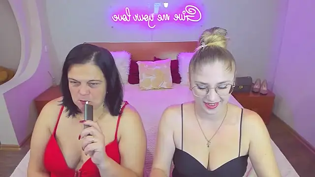 Snapshot of Your_Exstasy chatting on October 20, 8:04 am Your Exstasy online show from October 20, 8:04 am