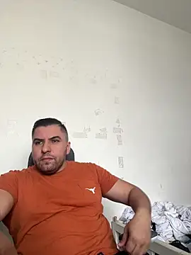 raulgzz4 online show from April 4, 7:22 pm