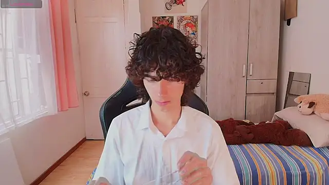 Nude Boy18 online show from March 12, 8:59 pm