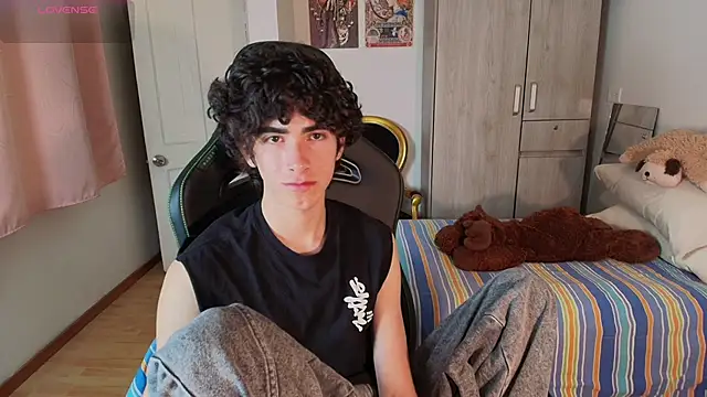 Nude Boy18 online show from April 8, 11:27 pm