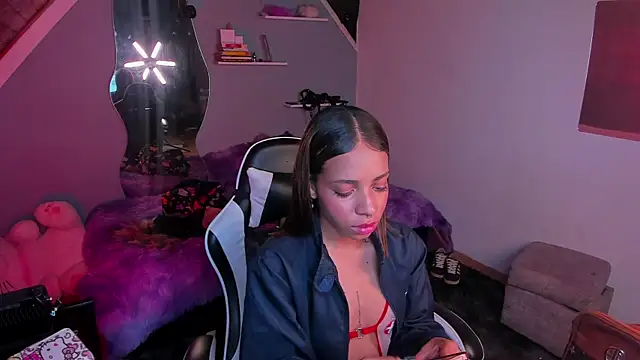 yumi hanna online show from December 4, 2:32 am