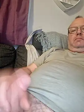 Snapshot of pettson72 chatting on April 21, 8:34 pm pettson72 online show from April 21, 8:34 pm