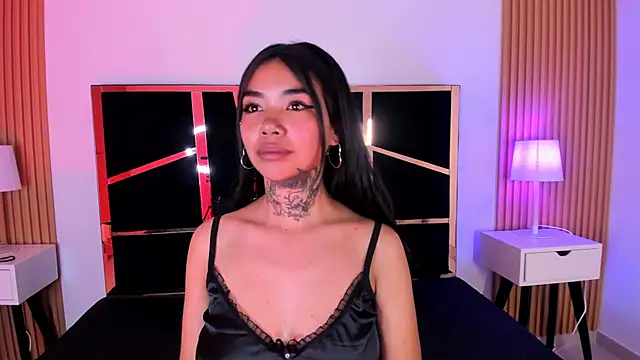 Snapshot of Celeeste18 chatting on November 4, 2:32 am Celeeste18 online show from November 4, 2:32 am