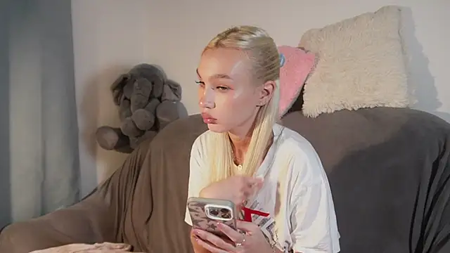 Snapshot of cuteleraay chatting on July 31, 8:19 pm cuteleraay online show from July 31, 8:19 pm