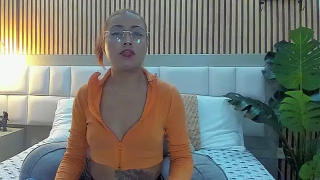 Snapshot of KattyBonnie chatting on October 20, 7:47 pm KattyBonnie online show from October 20, 7:47 pm