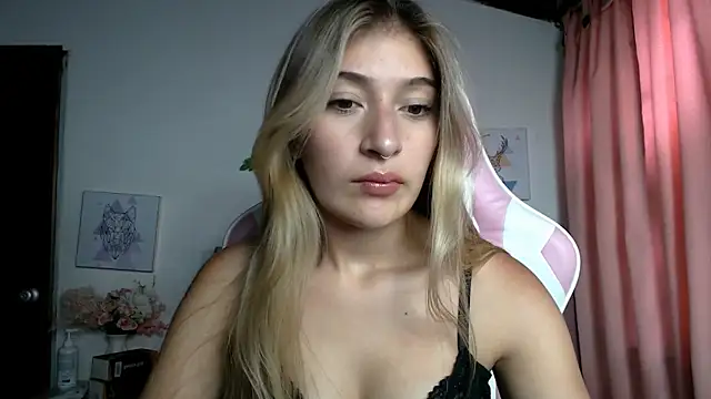 Snapshot of SophiaaLee chatting on May 8, 8:36 pm SophiaaLee online show from May 8, 8:36 pm