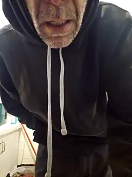 Snapshot of Stingles chatting on October 10, 10:03 am Stingles online show from October 10, 10:03 am