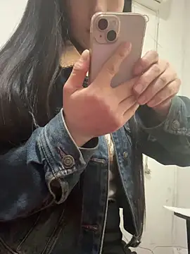 crhong666 online show from March 31, 12:45 am