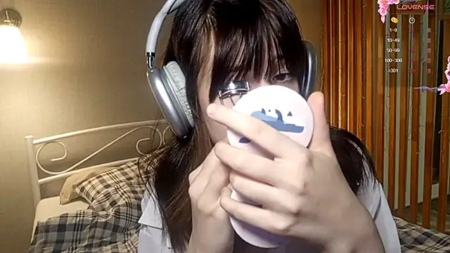 Snapshot of Honeey_Beee chatting on December 18, 5:08 pm Honeey Beee online show from December 18, 5:08 pm