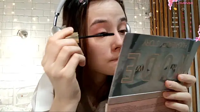 Snapshot of Honeey_Beee chatting on December 21, 5:09 pm Honeey Beee online show from December 21, 5:09 pm