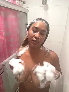 Snapshot of LuckyKhloe chatting on September 21, 1:24 pm LuckyKhloe online show from September 21, 1:24 pm