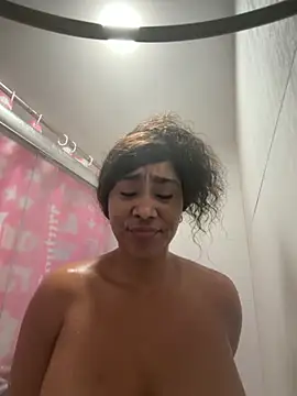 Snapshot of LuckyKhloe chatting on October 30, 1:29 am LuckyKhloe online show from October 30, 1:29 am