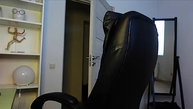 Laura Chaplin online show from September 24, 2:20 pm