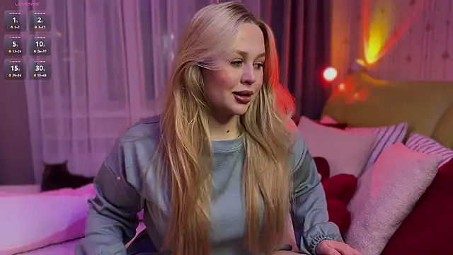 Estella Elwood online show from March 6, 11:01 pm