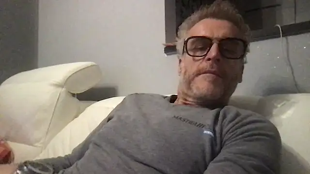 Axl hot online show from February 17, 11:00 pm