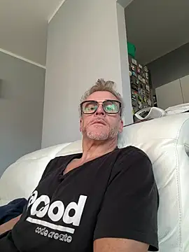 Axl hot online show from February 19, 12:23 pm