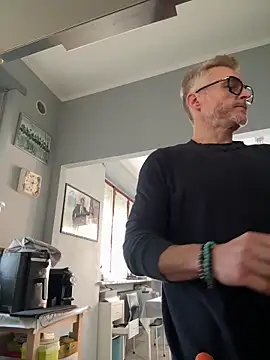 Axl hot online show from March 13, 10:33 am