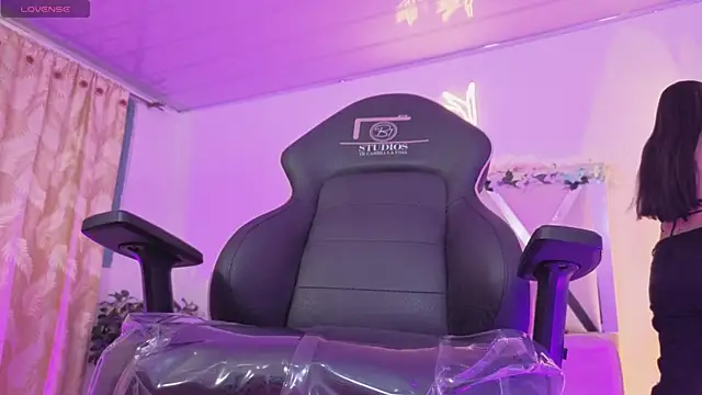 ZURY TAY online show from March 28, 11:43 am