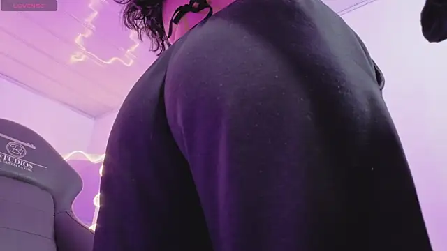 ZURY TAY online show from March 31, 11:43 am