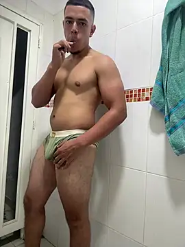 Snapshot of leithon_scott chatting on February 28, 10:55 pm leithon scott online show from February 28, 10:55 pm