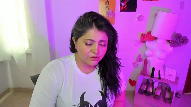 TifanyAmazinng online show from April 10, 2:33 pm