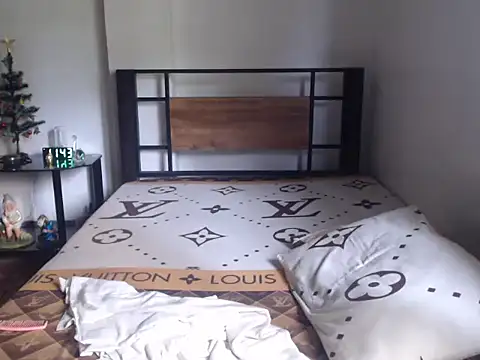 Snapshot of Prettysweetmum chatting on February 4, 3:45 am Prettysweetmum online show from February 4, 3:45 am