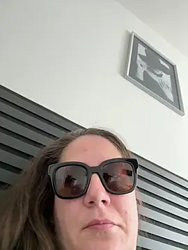 Snapshot of melanie75020 chatting on February 21, 9:43 am melanie75020 online show from February 21, 9:43 am