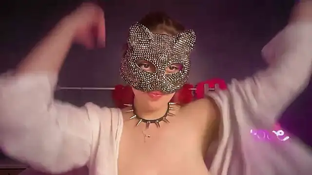 Lunahadidd online show from February 28, 7:15 pm