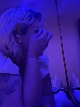 toomuchofafreak online show from March 25, 9:37 am