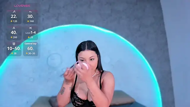 ReinaChloe online show from February 28, 4:19 pm