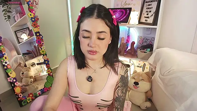 Snapshot of justonecute chatting on April 23, 11:29 pm justonecute online show from April 23, 11:29 pm