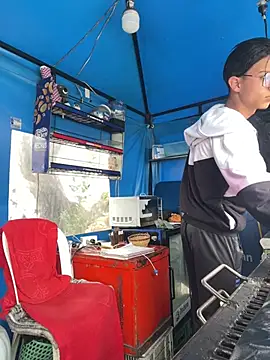 Snapshot of diegoand0911 chatting on April 5, 4:48 pm diegoand0911 online show from April 5, 4:48 pm