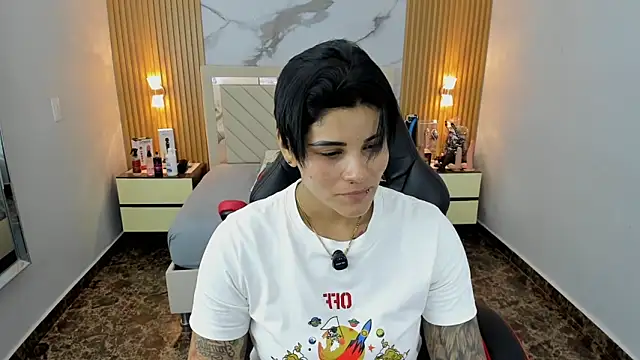 KAROLLJONES1 online show from December 22, 7:33 pm