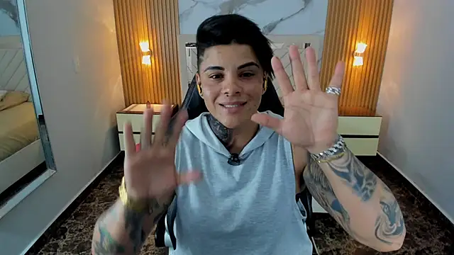 Snapshot of KAROLLJONES1 chatting on May 28, 7:11 pm KAROLLJONES1 online show from May 28, 7:11 pm