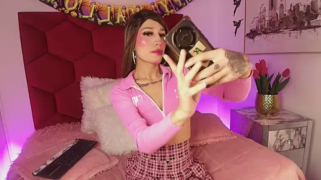 Snapshot of Alaia_Snow chatting on October 12, 9:25 pm Alaia Snow online show from October 12, 9:25 pm