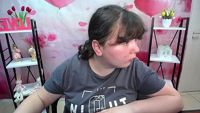 Snapshot of NeonilaLisova chatting on May 6, 11:04 am NeonilaLisova online show from May 6, 11:04 am