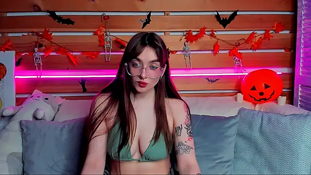 Emily Tylerr online show from November 5, 8:14 am