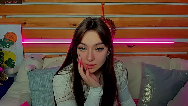 Emily Tylerr online show from December 20, 8:10 am