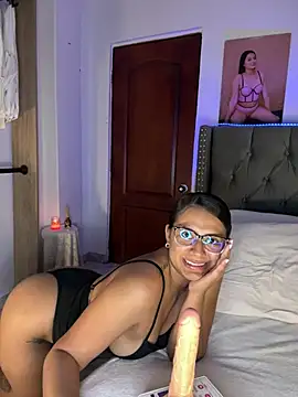 Snapshot of ema_zoe chatting on June 9, 12:00 am ema zoe online show from June 9, 12:00 am
